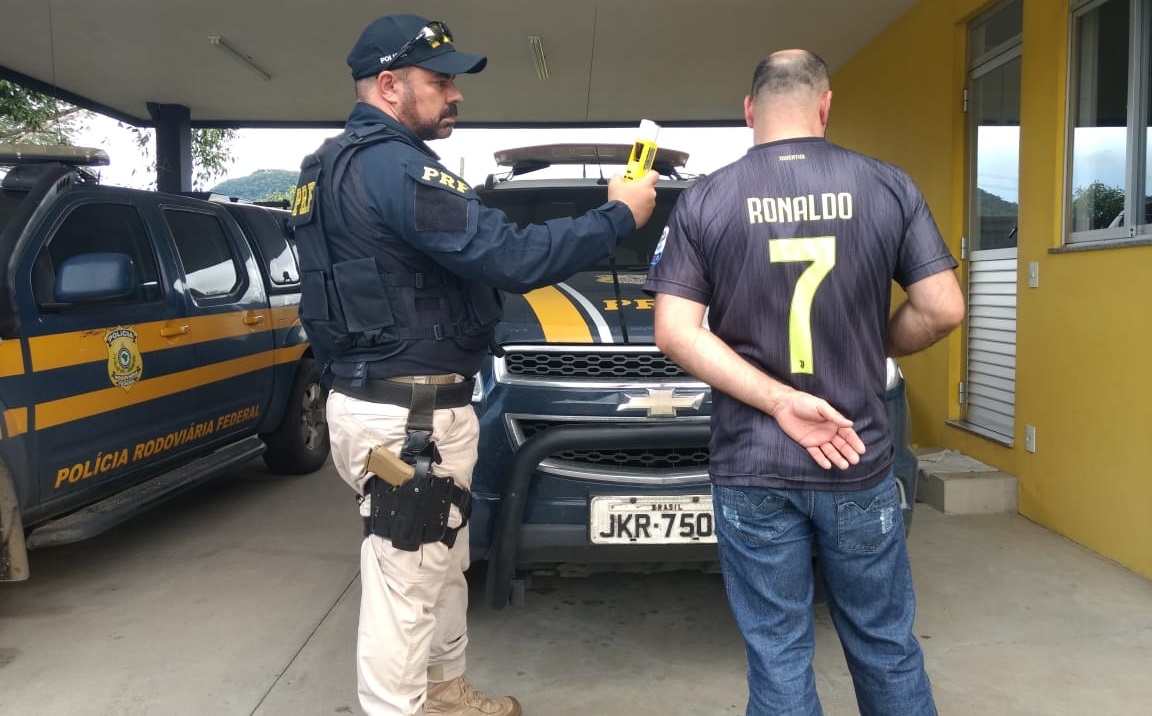 Motorista é flagrado dirigindo sob efeito de álcool carro placa de