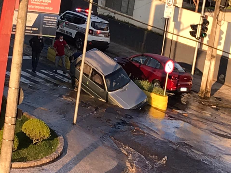 Carro cai em buraco após adutora romper Mesorregional