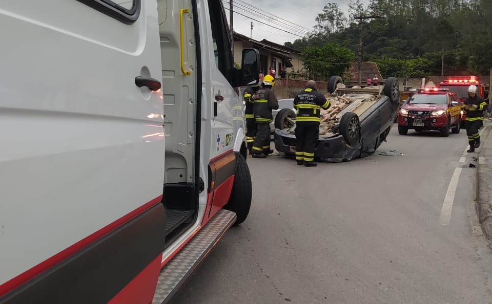 Mulher Fica Ferida Por Conta De Capotamento Na Rua Da Gl Ria Em