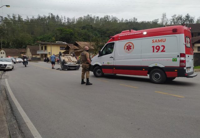 Mulher Fica Ferida Por Conta De Capotamento Na Rua Da Gl Ria Em