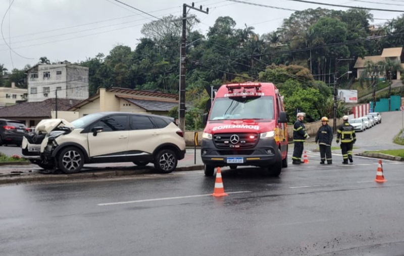 Mulher fica ferida após colidir carro em poste na Rua Bahia em