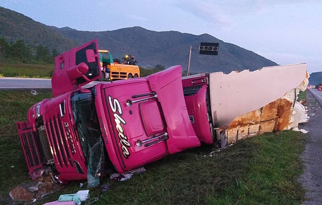 Carreta rosa de motorista YouTuber famosa tomba em Santa Catarina -  Mesorregional