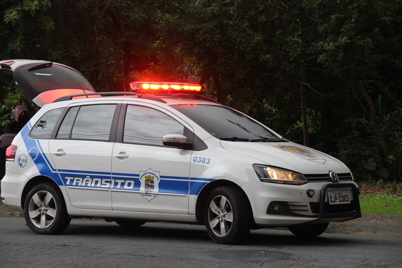 Viatura da PM é atingida por carro que disputava racha em Blumenau