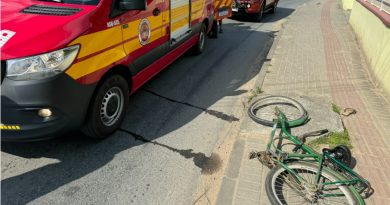 Ciclista idoso fica ferido em colisão com furgão no bairro Fidelis, em Blumenau