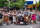 Primeiro desfile da Oktoberfest Blumenau acontece com grande público