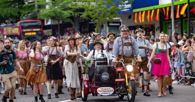 Primeiro desfile da Oktoberfest Blumenau acontece com grande público