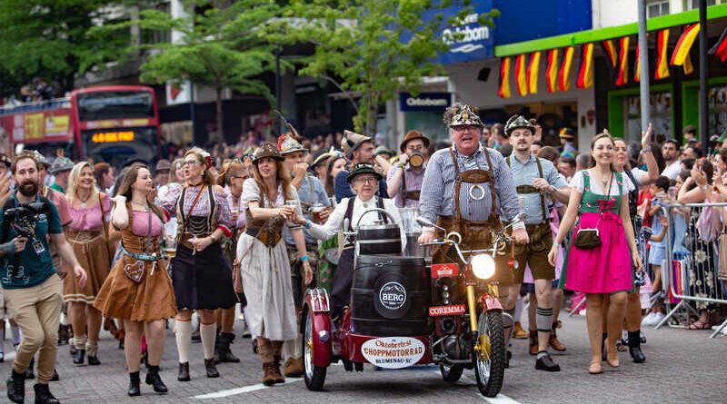 Primeiro desfile da Oktoberfest Blumenau acontece com grande público