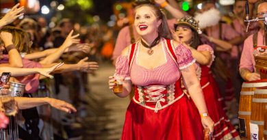 Novidades e convidados especiais encantam o público no segundo desfile da 39ª Oktoberfest