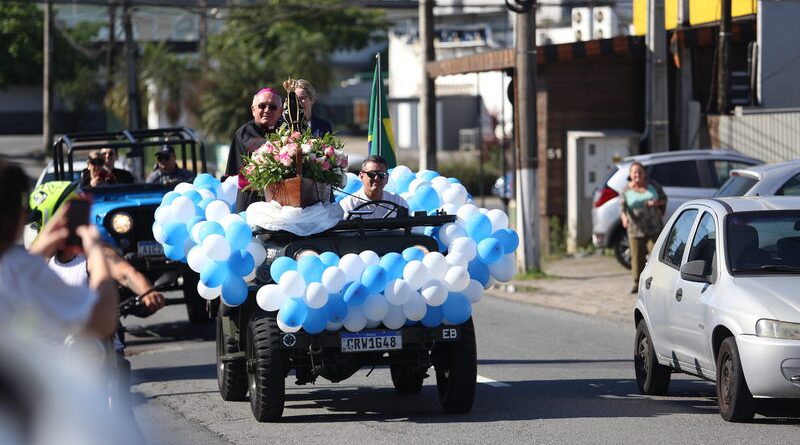 Fiéis celebram o Dia de Nossa Senhora Aparecida em Blumenau