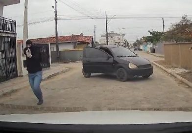 Professora é assaltada em Balneário Piçarras e tudo é flagrado por câmera veicular