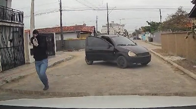 Professora é assaltada em Balneário Piçarras e tudo é flagrado por câmera veicular