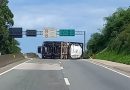 Dois tombamentos de caminhões causam grandes congestionamentos em rodovias de SC