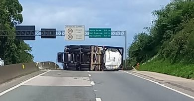 Dois tombamentos de caminhões causam grandes congestionamentos em rodovias de SC